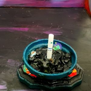 Ash tray or accessory holder up to the buyer